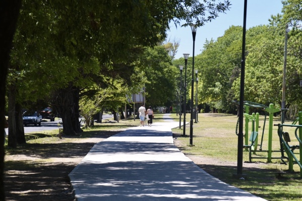 Uno por uno, dónde estarán los nuevos senderos de hormigón para peatones y ciclistas en La Plata