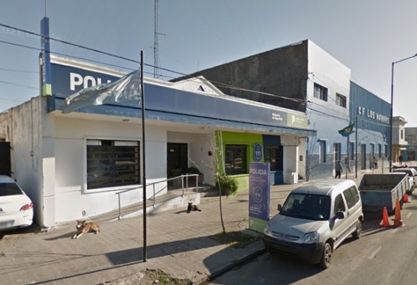 Volvía de comprarles zapatillas a sus hijos en Los Hornos y la asaltaron