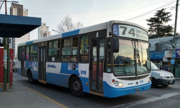 "Así no te clavas en la parada como un pelot...", un chofer de colectivo hizo un grupo de WhatsApp para avisar por donde va