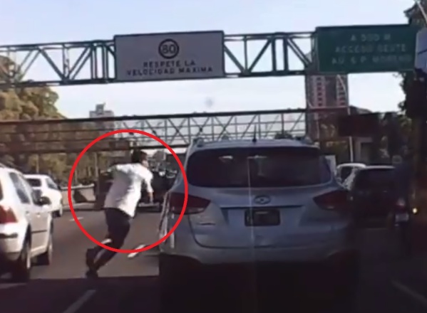 Relatos salvajes en la autopista: se baj&oacute; del auto y le tir&oacute; una patada voladora al motociclista