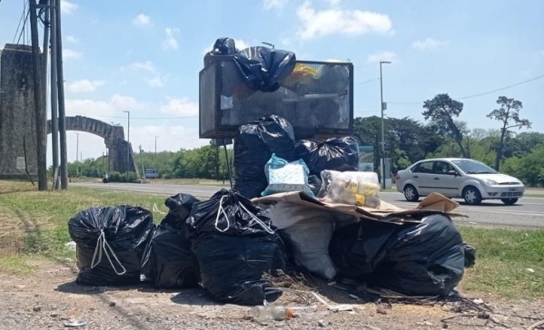 Vecinos denuncian el desorden de un basural a la entrada de Parque Pereyra