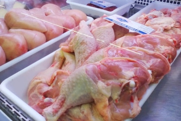 El precio del pollo bajó y se espera que se traslade a la venta al público
