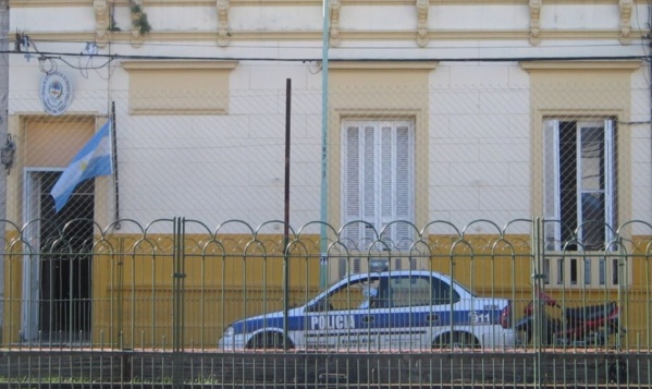 Querían robar un auto, le pegaron con palos y la conductora era una policía de civil
