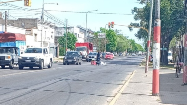 Grave accidente en La Plata dejó a una motociclista hospitalizada