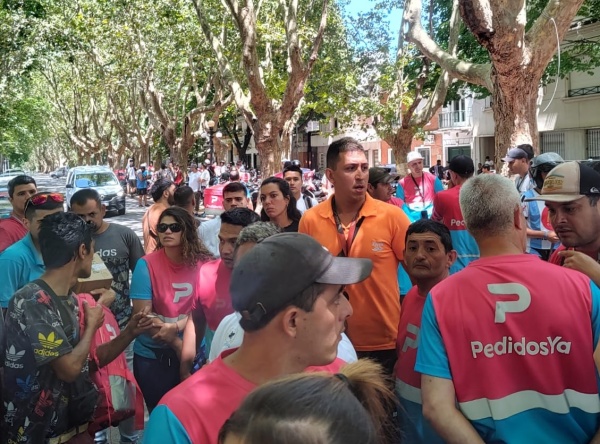 Bronca y protesta de repartidores de app en La Plata por el joven baleado: "Es como una tomada de pelo"