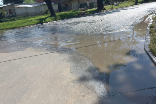 Vecinos de Los Hornos denuncian una enorme pérdida de agua que perdura hace más de un año: “Abandono total”