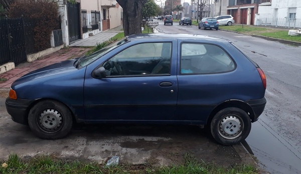 Robaron un auto en Los Hornos e investigan si los ladrones ven&iacute;an de un raid delictivo