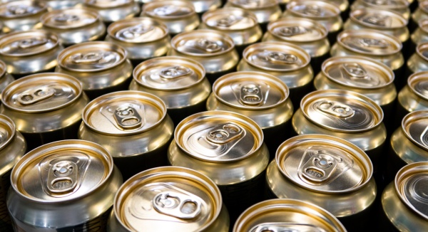 Platenses intentaban robar 108 latas de cerveza de una distribuidora, pero los atrapó la policía