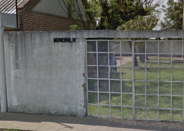 Preocupación frente al jardín municipal de Los Hornos por un caño de agua roto