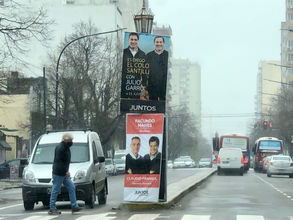 Ilegales, ensuciando la ciudad y con la plata de los vecinos: los banners de Santilli en avenida 7