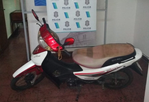 Dos hombres fueron detenidos acusados de robar bajo la modalidad de motochorros en La Plata