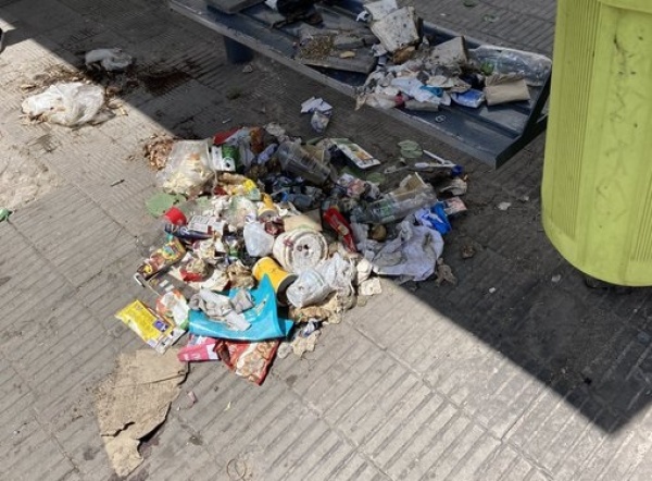 En una parada de micros de Plaza Italia alertaron por la acumulación de basura