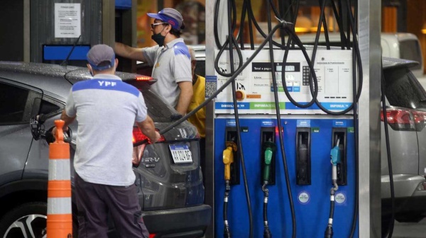 Ya rige el nuevo aumento en los combustibles: cómo es el acuerdo alcanzado entre el Gobierno y el sector petrolero