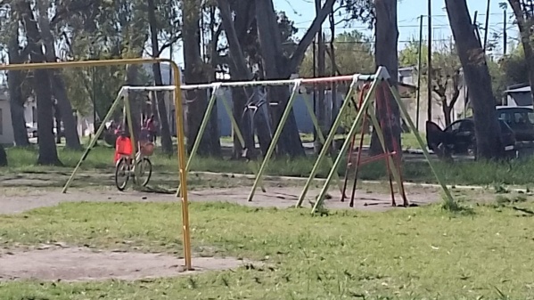 Vecinos de Los Hornos reclamaron nuevamente por el mantenimiento de los juegos del Parque Jorge Julio López