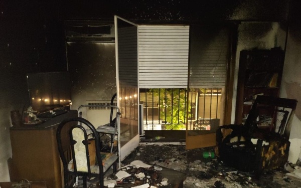 El fuego destruyó por completo una vivienda en La Plata: una persona tuvo que ser trasladada al hospital