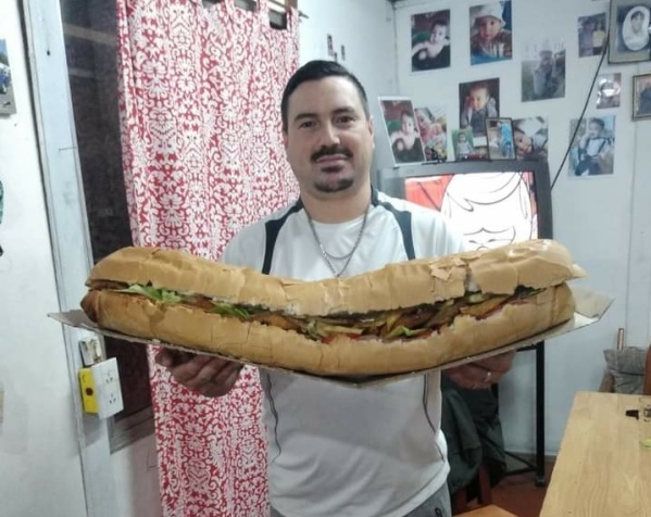 “Quería impresionar a la gente”: un platense vende un sándwich de un metro y los clientes se sacan fotos con el “trofeo”