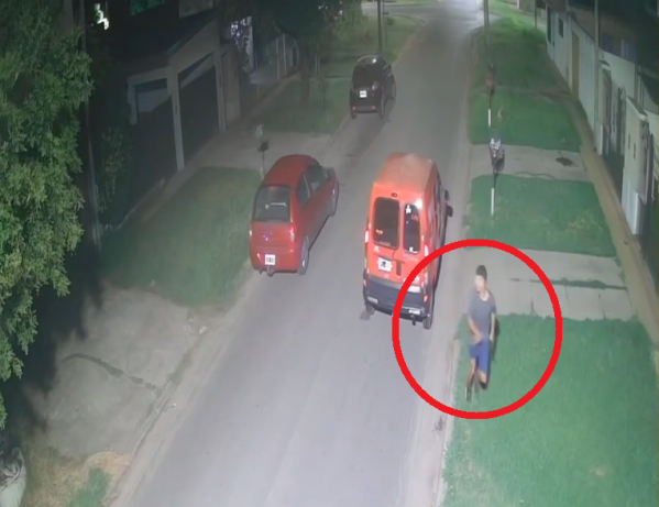 Ladrones escrachados en Los Hornos: bajaron de un auto rojo, robaron ruedas y quisieron entrar a una casa
