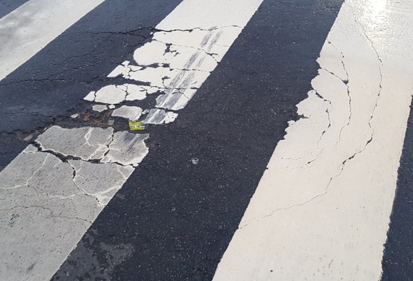 En 10 y 66 aseguraron que se está rompiendo el asfalto por una pérdida de agua