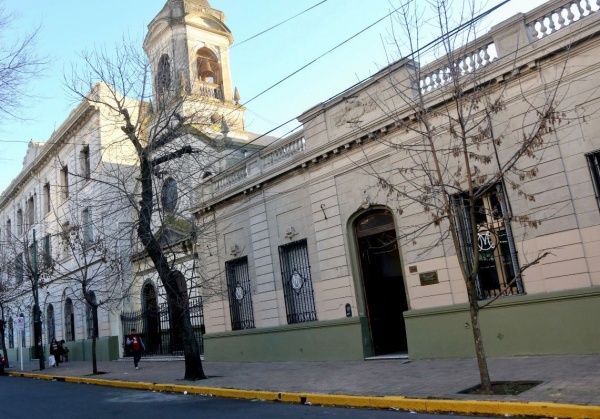 Prohibir&aacute;n el estacionamiento en un tramo de calle 4 para "agilizar el tr&aacute;nsito en horario escolar"