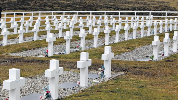 Argentina busca identificar a soldados caídos en Malvinas