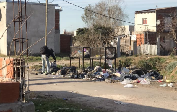 En Los Hornos volvieron a reclamar por un basural que no para de crecer