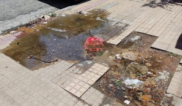 Vecinos reclaman baldosas flojas y veredas rotas en el centro de La Plata