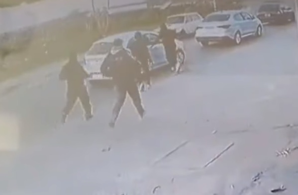 Delincuentes balearon a una mujer en 30 y 66 para llevarse su auto: habían salido de robar dólares en una casa de la zona