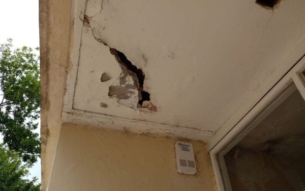 En Los Hornos piden que se reparen las instalaciones de una salita de salud en avenida 60 y 145