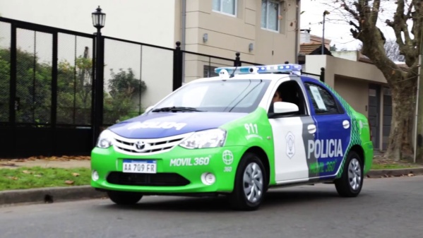 Un hombre y una mujer que eran pareja se pelearon en plena calle de City Bell y terminaron en la comisaría