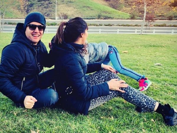 La tierna postal de Santiago del Moro con su esposa e hijas