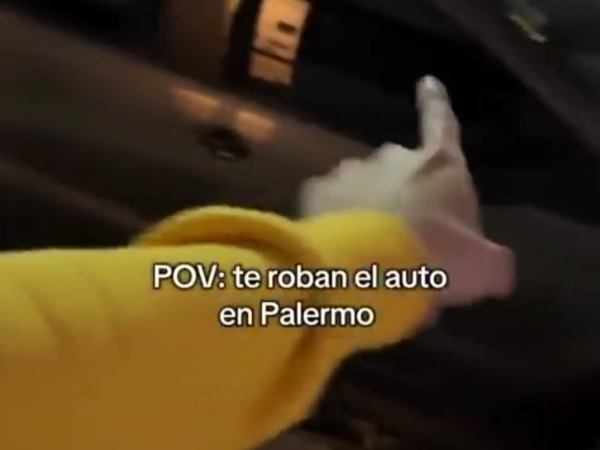 Pensó que le habían robado el auto, llamó a la policía y estaba a una cuadra