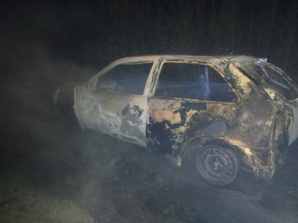 Le robó el auto a su ex novio y lo prendió fuego frente a la policía en Los Hornos: un agente resultó herido