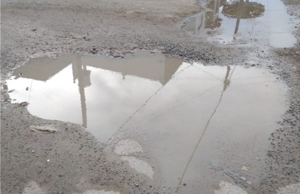 En Los Hornos aseguran que hay un enorme bache que desprende agua "hace tres meses"