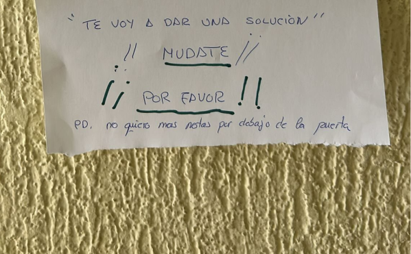 Se hartó de los ladridos del perro de su vecino, le dejó una nota debajo de la puerta y hubo réplica: "Mudate, por favor"
