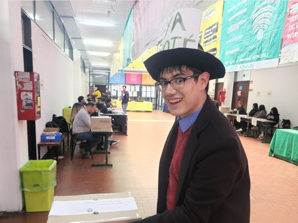 "Ya voté": la insólita historia detrás del joven que fue furor por su sombrero en una Facultad de la UNLP en honor a su papá