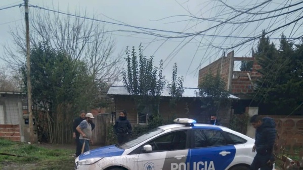 Un grupo de delincuentes encapuchados atac&oacute; a una mujer en Tolosa: se llevaron 70 mil pesos