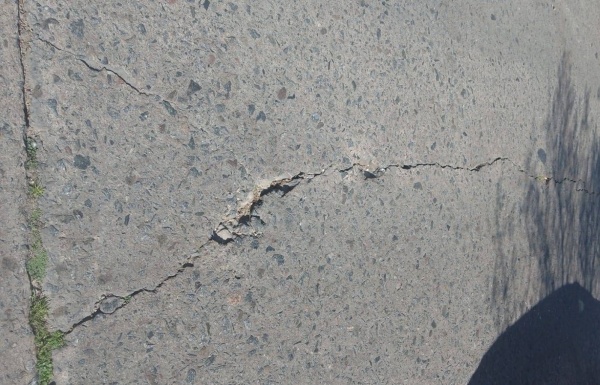 En Los Hornos reclaman por varias grietas que se encuentran en pleno asfalto