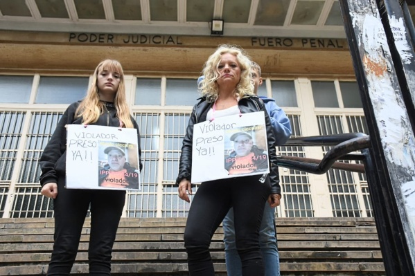 Marcharon hasta Fiscal&iacute;a porque aseguran que su padre abus&oacute; de ellos y sigue libre en La Plata