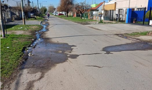 "Es urgente": vecinos aseguraron que se rompió un caño de agua en 153 y 67, y empezó a dañar el asfalto