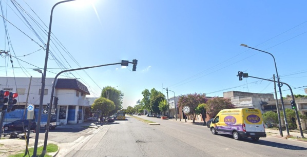 Insólito robo en La Plata: llegaron a una casa en un taxi con el cartel de “Libre” y se llevaron solo una bordeadora