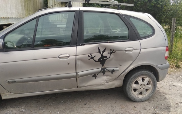 Humor: un vecino de Villa Elisa plote&oacute; su auto para ocultar una abolladura