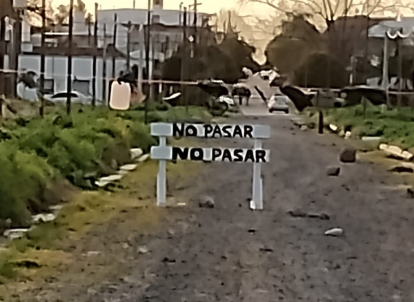 En 69 y 132 reclamaron por un extraño cartel de "No pasar" en medio de la calle
