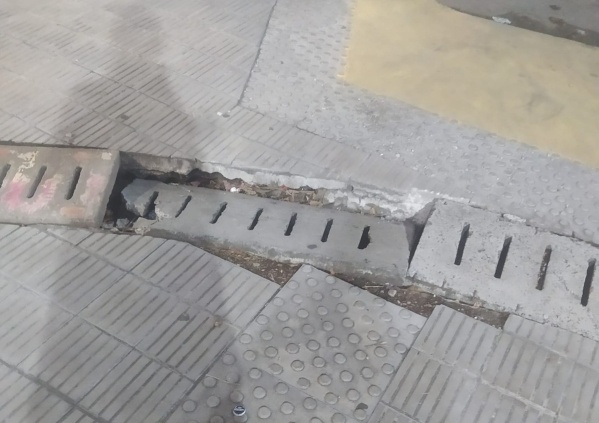 El grave estado de las veredas en Los Hornos preocupa a los frentistas: "Las familias con carritos no pueden andar"