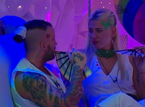 "Voy a quedar mal pero...": no perdonaron a Juan y la Tora por criticar al platense Agustín en la fiesta por el Orgullo