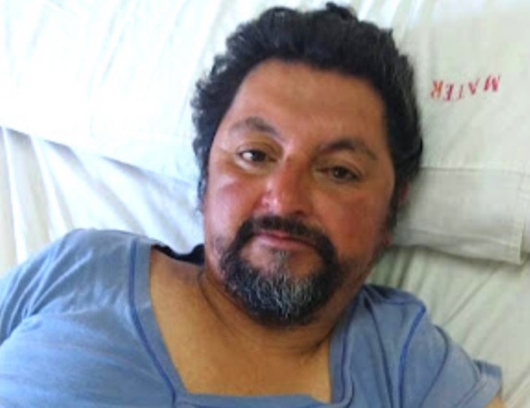 Hallaron a un hombre desorientado que dormía en la puerta de una escuela de Berisso