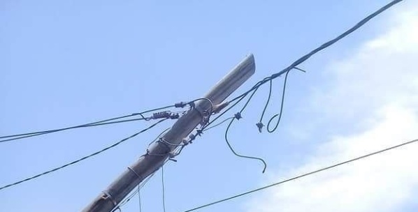 Vecinos de Los Hornos reclaman por un poste de luz:” Hace una semana que está con riesgo de desplomarse”