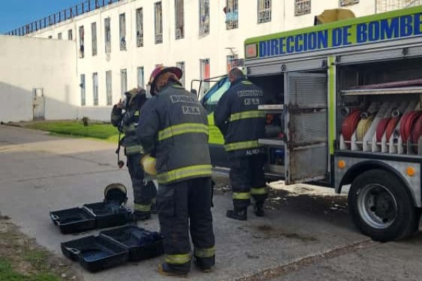 Con internos y voluntarios: Bomberos de Villa Elvira Realizaron un simulacro de incendio en una cárcel de La Plata