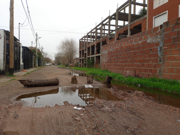 En un barrio de Los Hornos reclamaron por una pérdida de agua que ya lleva un mes: "Estamos abandonados"
