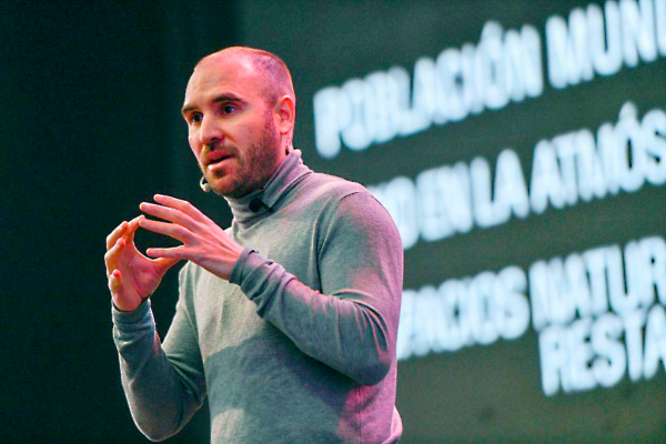 Guzm&aacute;n dijo que "har&aacute; todo lo que haya que hacer" para sostener a los bonos en pesos y se comprometi&oacute; a bajar el d&eacute;ficit