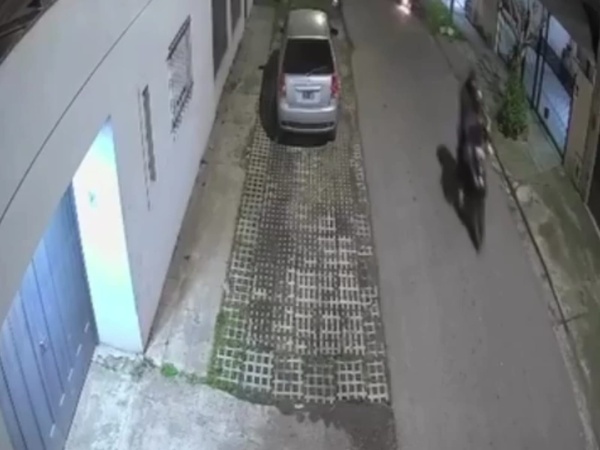 En un desesperado grito de ayuda, se enfrentó a motochorros y se resistió a un robo en Los Hornos